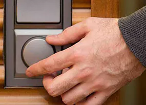 Eine Hand am Dimmer